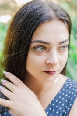 Bir park açık havada kadın vücut boyutu moda modeli rahat kıyafetler, kilolu.