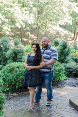 İki aşık parkta güzel bir sokakta üzerinde duruyorsun.