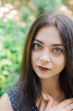 Bir park açık havada kadın vücut boyutu moda modeli rahat kıyafetler, kilolu.