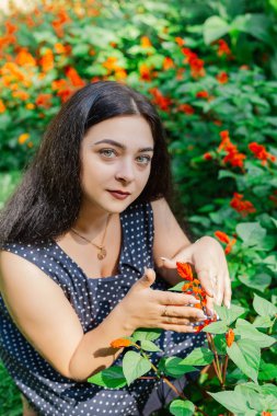 Bir park açık havada kadın vücut boyutu moda modeli rahat kıyafetler, kilolu.