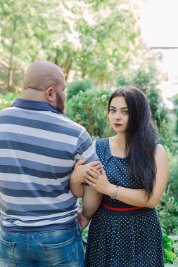 İki aşık parkta güzel bir sokakta üzerinde duruyorsun.