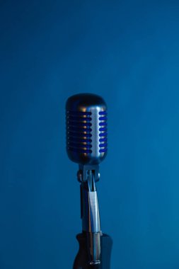 Loş mavi ışık Restoran arka plan karşı Retro mikrofon.