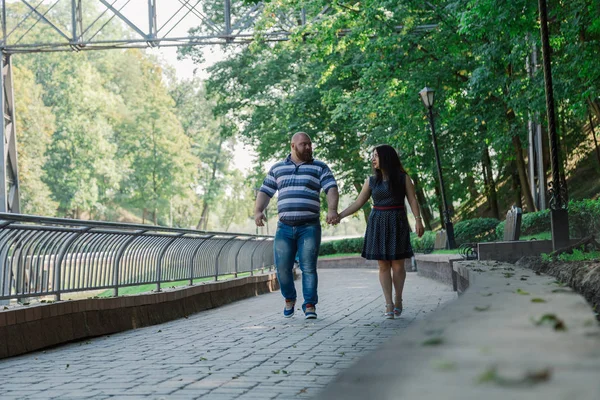 공원에서 유휴 분수에서 사랑에 두 사람이 서 있다. — 스톡 사진