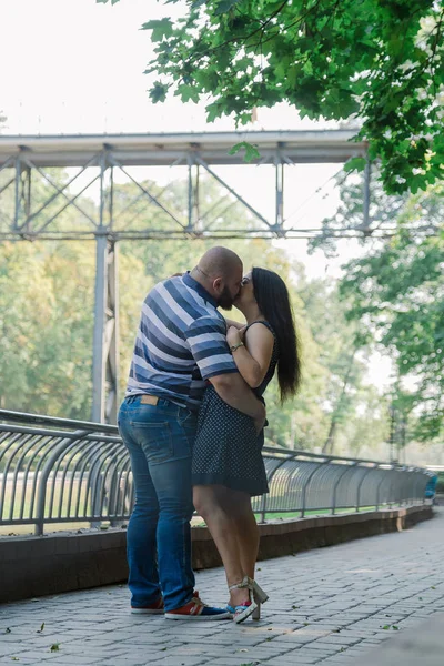 Deux amoureux se tiennent à la fontaine inactive du parc . — Photo