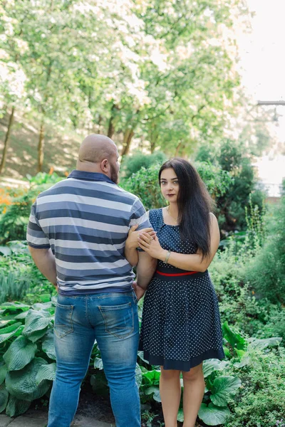 Dos personas enamoradas están de pie en un hermoso callejón en el parque . —  Fotos de Stock