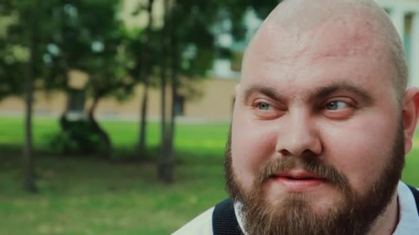 Bearded fat groom in the park on a sunny day. — Stock Footage Bearded fat groom in the park on a sunny day. Stock Footage