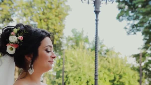 Hermosa novia con ramo de bodas en el parque . — Vídeos de Stock