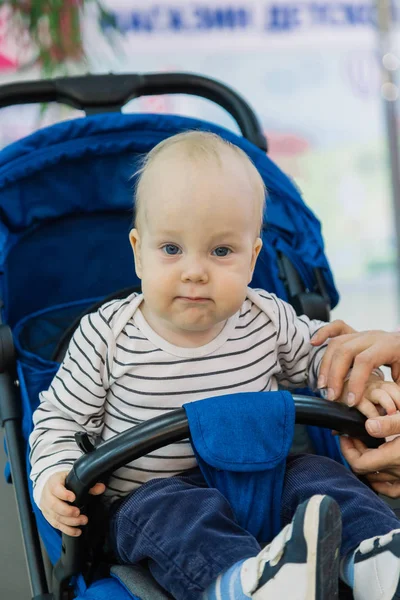 Kleine baby in een kinderwagen in het winkelcentrum. — Stockfoto