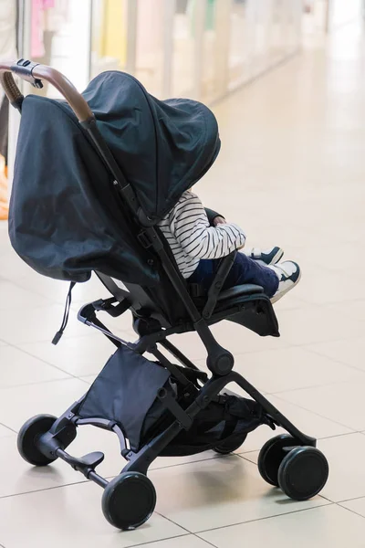 Kleine baby in een kinderwagen in het winkelcentrum. — Stockfoto