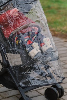 Küçük bebek arabası içinde oturuyor.