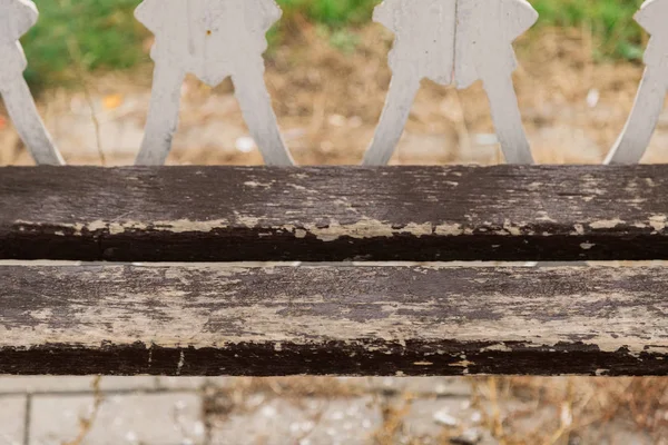 Коричневые полоски со скамейки в парке. Деревянные доски . — стоковое фото