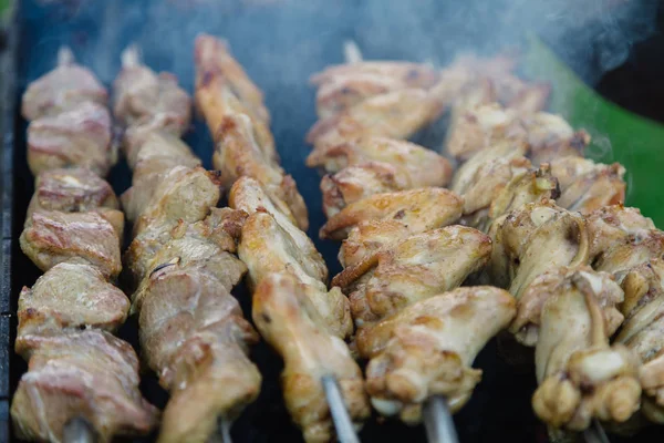 El shish kebab sobre las brochetas es frito sobre los carbones, la carne jugosa . — Foto de Stock