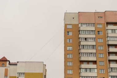 Uzun boylu apartmanın bir bulutlu gökyüzü karşı.
