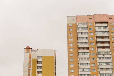 Uzun boylu apartmanın bir bulutlu gökyüzü karşı.