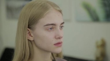 oldukça genç bir kızın portresi.