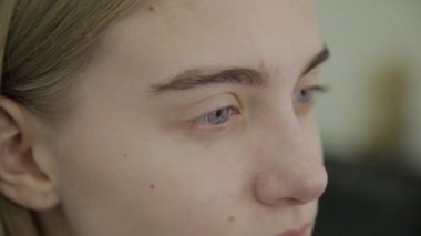 oldukça genç bir kızın portresi.