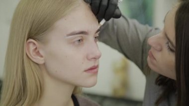 Kaş boyama genç kız için işaretleme.