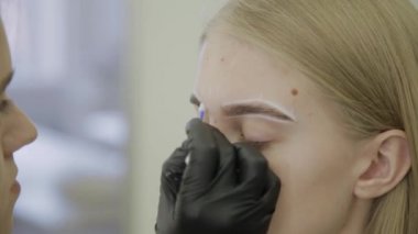 Kaş boyama genç kız için işaretleme.