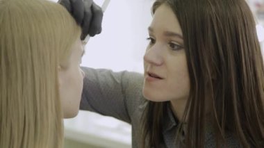 Kaş boyama genç kız için işaretleme.