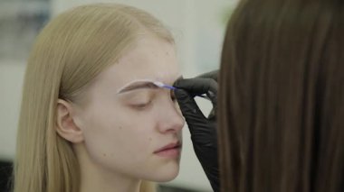 Kaş boyama genç kız için işaretleme.