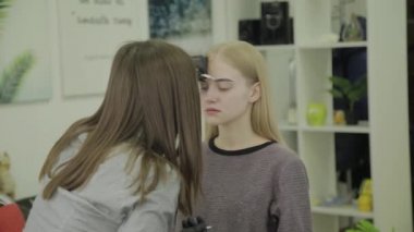 Kaş boyama genç kız için işaretleme.