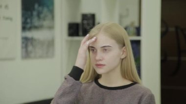 Güzel bir kız bir güzellik salonu boyama için Çerçeveli kaşları ile portresi.