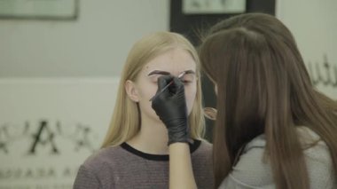 Güzellik Salonu kına, kozmetik prosedürler ile tonlama kaş doğal boya ile boyama makyaj sanatçısı yapar.