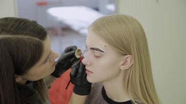 Güzellik Salonu kına, kozmetik prosedürler ile tonlama kaş doğal boya ile boyama makyaj sanatçısı yapar.