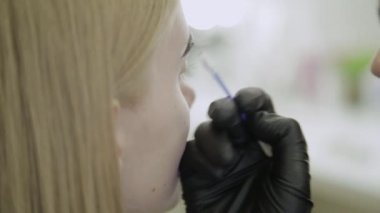 Güzellik Salonu kına, kozmetik prosedürler ile tonlama kaş doğal boya ile boyama makyaj sanatçısı yapar.