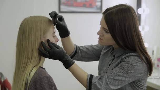 Wimpern färben, Wimpern für das Färben vorbereiten. — Stockvideo