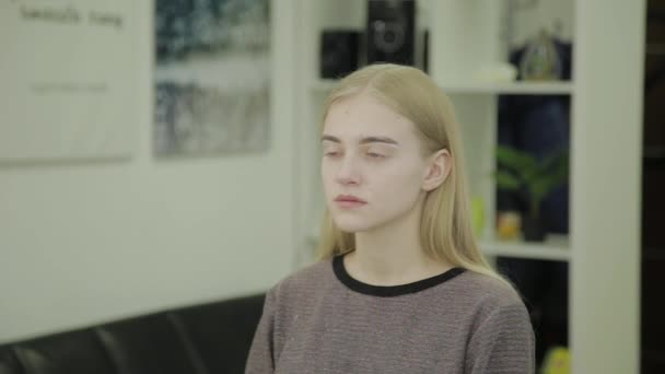 Marca de cejas para colorear chica joven . — Vídeos de Stock