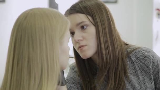 Visagist maakt wenkbrauw kleuring met natuurlijke verfstoffen, toning met henna, cosmetische procedures in de schoonheidssalon. — Stockvideo