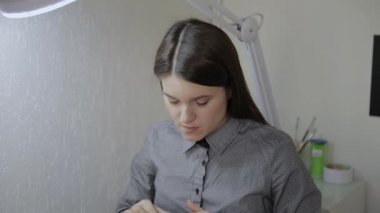 Salonda bir yüzünde cildi için bir masajdan sonra rahatlatıcı kadın.