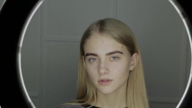 Yüzük ateşin önünde genç bir kızın portresi.