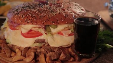 Büyük lezzetli burger patates ve gazlı içecek.