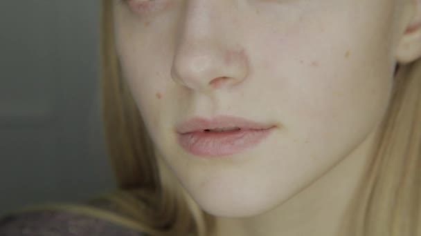 Retrato de una hermosa joven en el estudio. — Vídeo de stock