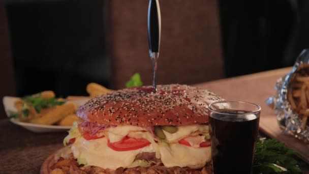 Riesige leckere Burger mit Kartoffeln und sprudelndem Getränk. — Stockvideo