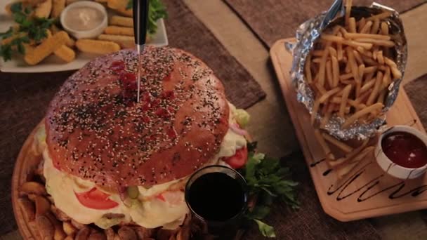 Enorme hamburguesa deliciosa con patatas y bebida gaseosa . — Vídeos de Stock