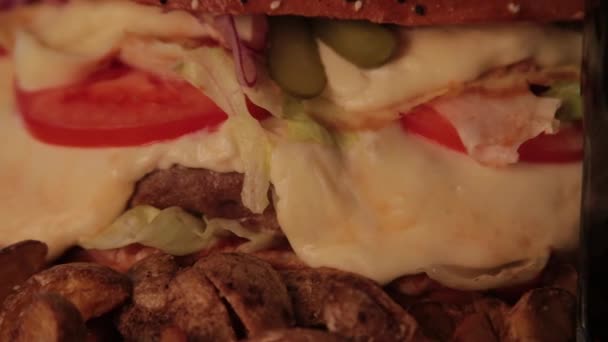 Enorme heerlijke hamburger met aardappelen en koolzuurhoudende drank. — Stockvideo