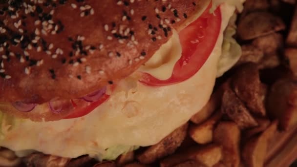 Riesige leckere Burger mit Kartoffeln und sprudelndem Getränk. — Stockvideo