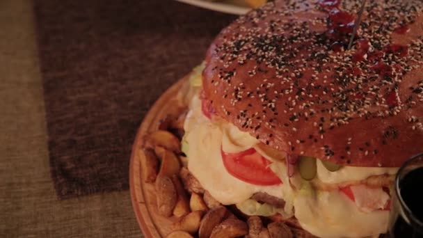 Grand hamburger délicieux avec pommes de terre et boisson pétillante . — Video