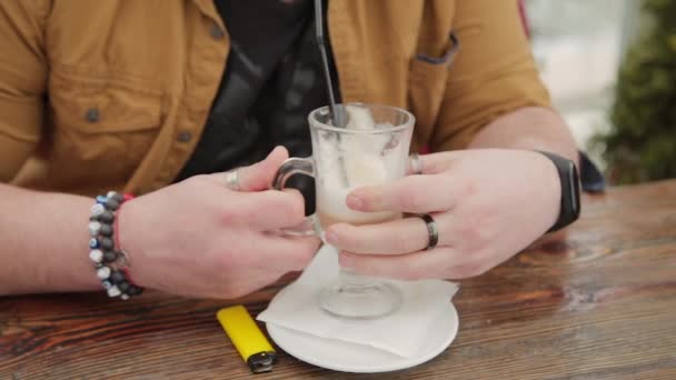 Homem bebendo latte na varanda na mesa . — Vídeo de Stock