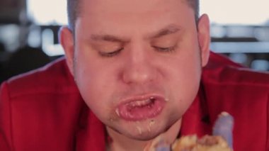 Şişman adam büyük hamburger yeme çirkin.