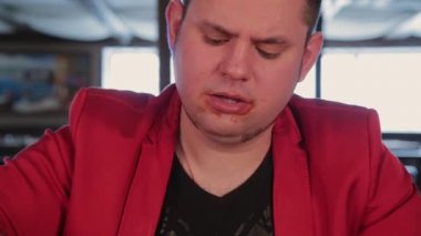 Domates soslu patates kızartması yiyen adam.