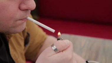 Adam masada sigara sigara.