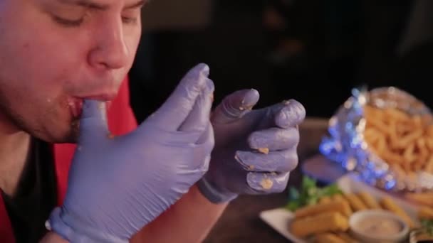 Mann leckt sich nach Essen die Hände. — Stockvideo