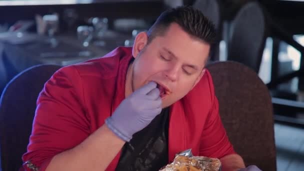 Άνθρωπος τρώει πατάτες τηγανιτές με σάλτσα ντομάτας. — Αρχείο Βίντεο