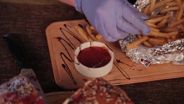 Homme mangeant des frites à la sauce tomate . — Video