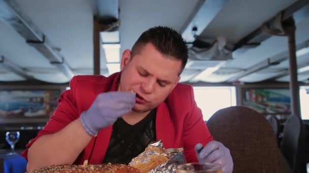 Homem comendo batatas fritas com molho de tomate . — Vídeo de Stock