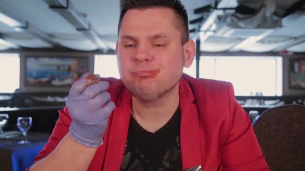 Hombre comiendo papas fritas con salsa de tomate . — Vídeos de Stock